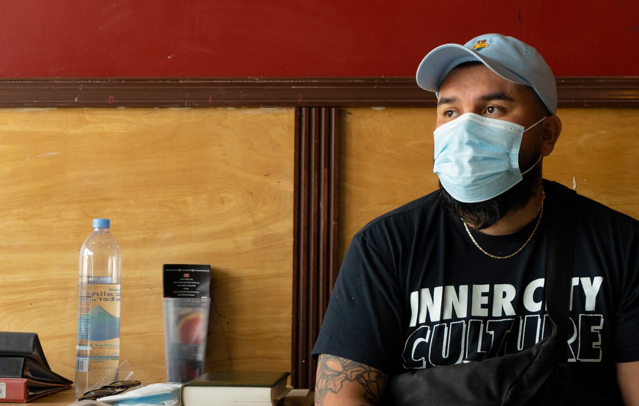 En marzo, el gobernador J.B. Pritzker pidió a los residentes de Illinois resguardarse en los hogares para contener el brote de coronavirus y luego emitió una orden estatal de "quedarse en casa" que entró a regir desde el 7 de abril.
<br>
<br>Jovan, quien vive en el barrio Back of the Yards al sur de Chicago, perdió su trabajo de tiempo completo durante la cuarentena y comenzó a trabajar como repartidor de pizza durante toda la pandemia para mantener a su familia.
<br>