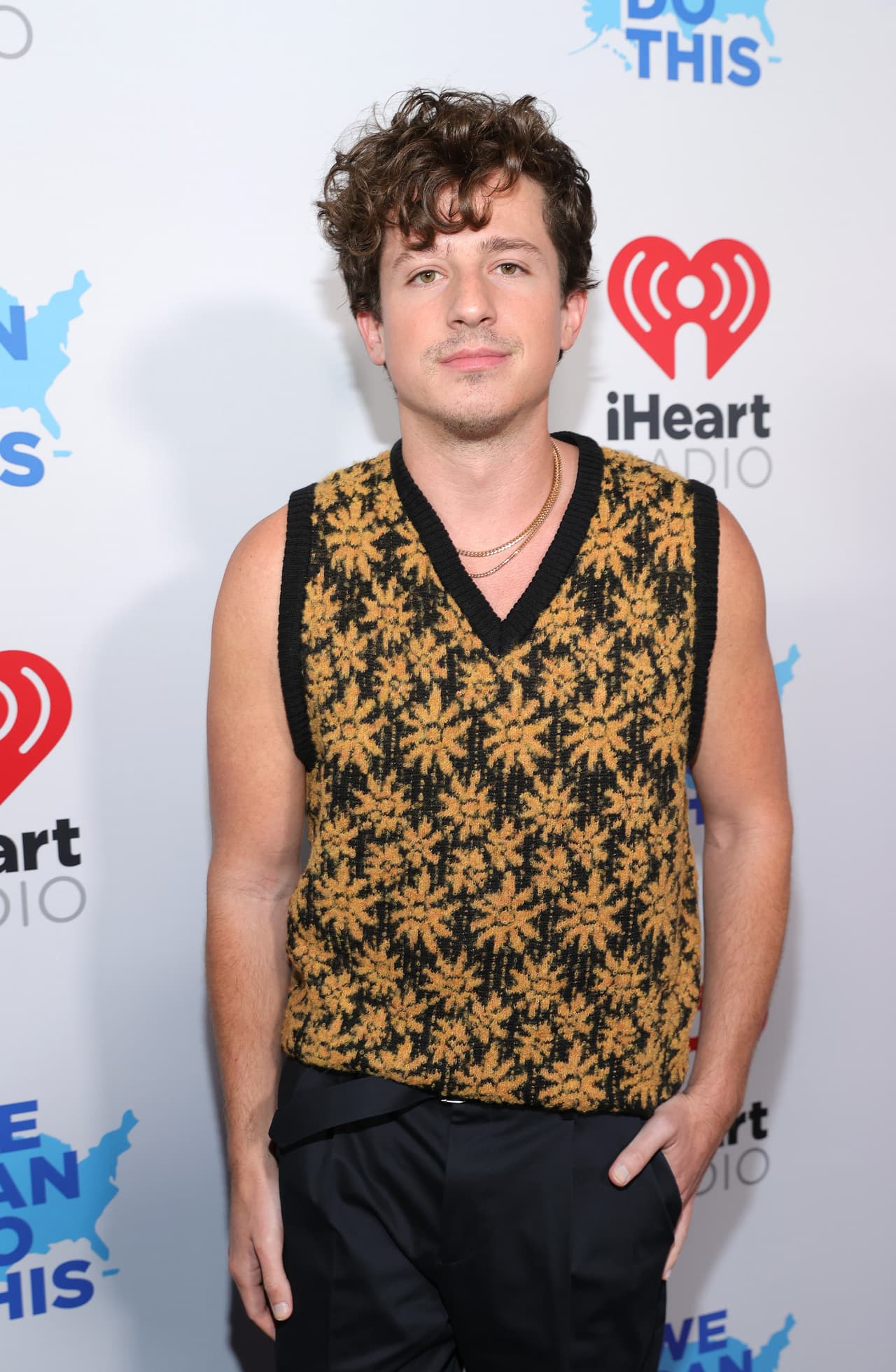 Ante las burlas sobre su físico, Puth hizo una importante declaración en Twitter. “Hey, solo un recordatorio muy rápido de que no está bien avergonzar por su cuerpo a nadie. No estoy completamente seguro de cuál es el propósito de ello. Lo siento, no tengo sorprendentes abdominales…”, escribió.