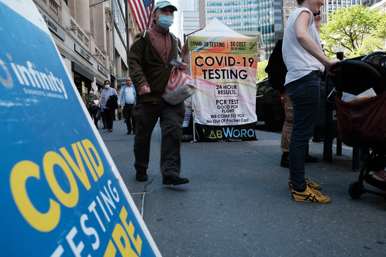 “La ciudad de Nueva York ha pasado a un nivel de alerta covid-19 alto, lo que significa que ahora es el momento de redoblar los esfuerzos para protegernos” dijo el Dr. Ashwin Vasan, comisionado de Salud de la ciudad.