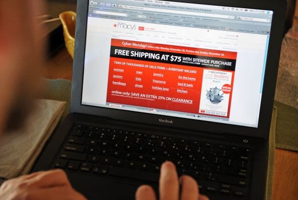 6. USA LAS REDES SOCIALES- Si buscas en Twitter #blackfriday, encontrarás grandes ofertas y lo que la gente dice de ellas. Además, si sigues a tus tiendas y marcas favoritas en esta red social también podrías conseguir descuentos especiales para esta fecha.