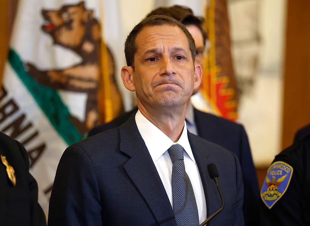 El conferencia de prensa, 
<b>el alcalde de San Francisco, Daniel Lurie,</b> reaccionó a la publicación del 
<i>San Francisco Chronicle,</i> advirtiendo que esas "tácticas" del gobierno federal están "diseñadas para
<b> incitar reacciones negativas, caos y violencia</b>, que luego se utilizan como excusa para desplegar personal militar".