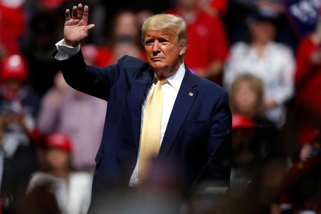 El presidente Donald Trump saluda a un mitin de campaña el jueves 20 de febrero de 2020 en Colorado Springs, Colorado.