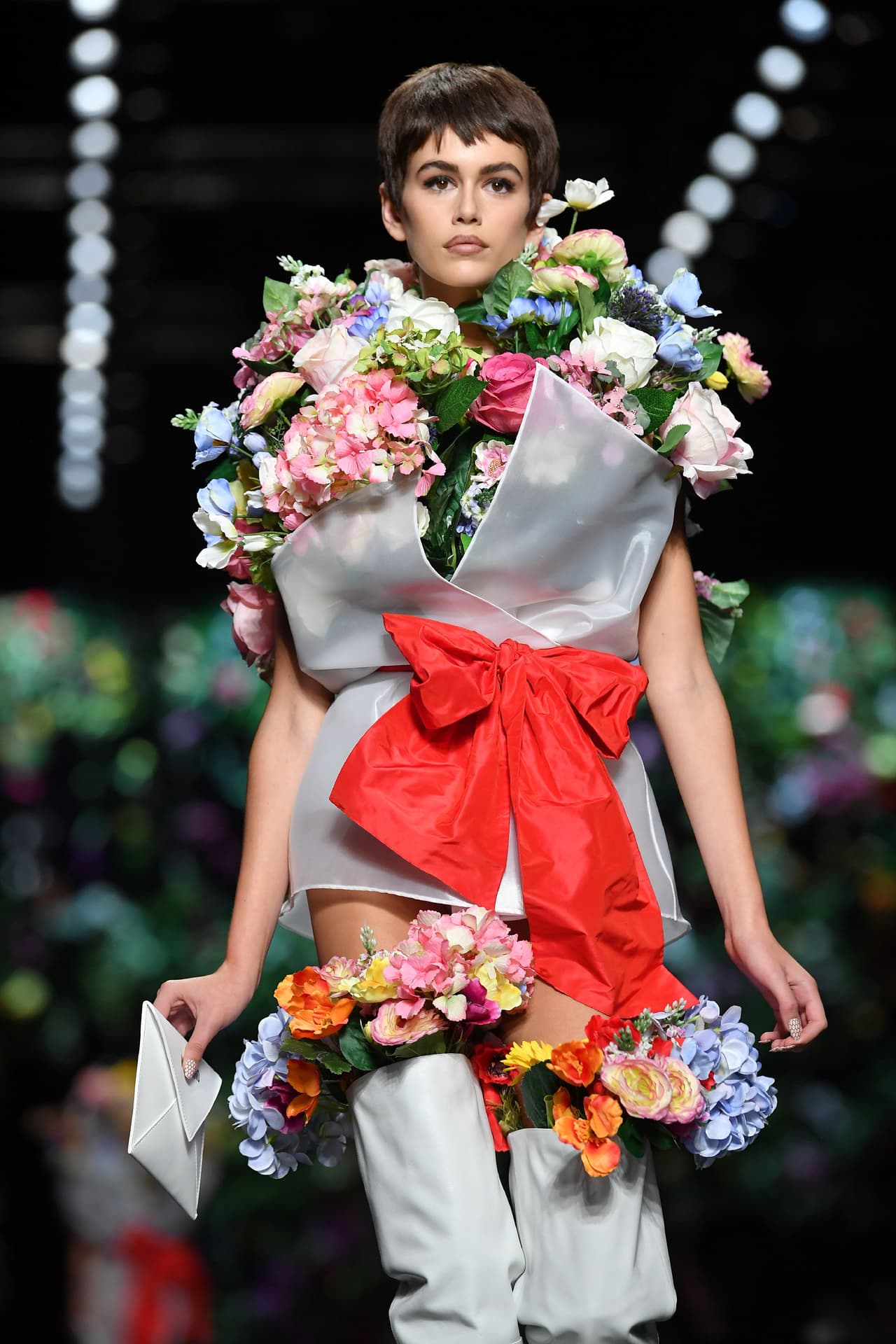 Además, a su corta edad Kaia ha participado en pasarelas de marcas como Marc Jacobs, Burberry, Alexander Wang, Coach, Prada, Fendi y Moschino. En la foto con la colección de Moschino para primavera- verano 2018.