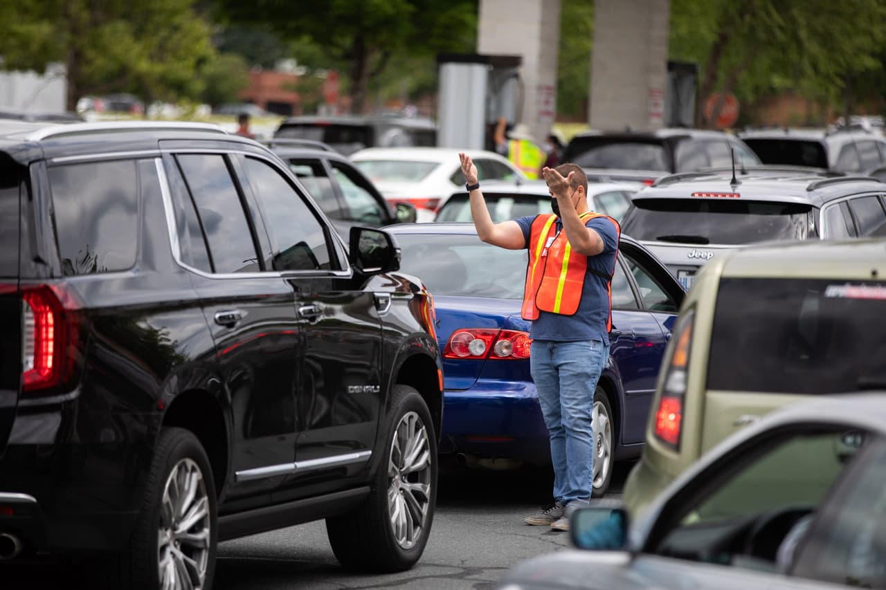 El gobernador de Carolina del Norte, Roy Cooper, declaró un estado de emergencia para asegurar el suministro y pide que conductores "no se apresuren en llenar sus tanques".
