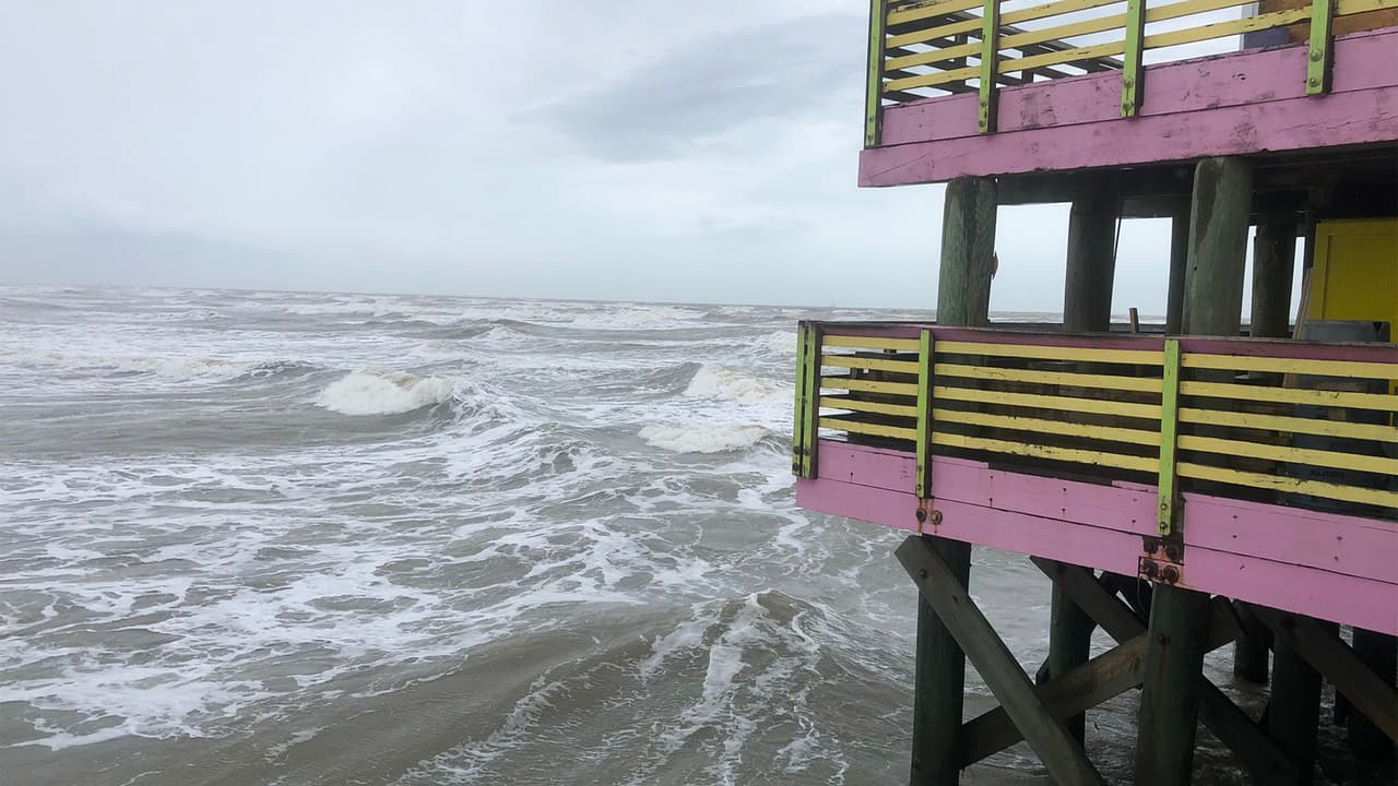 En la zona también se han emitido varias alertas de advertencia de marejada ciclónica.