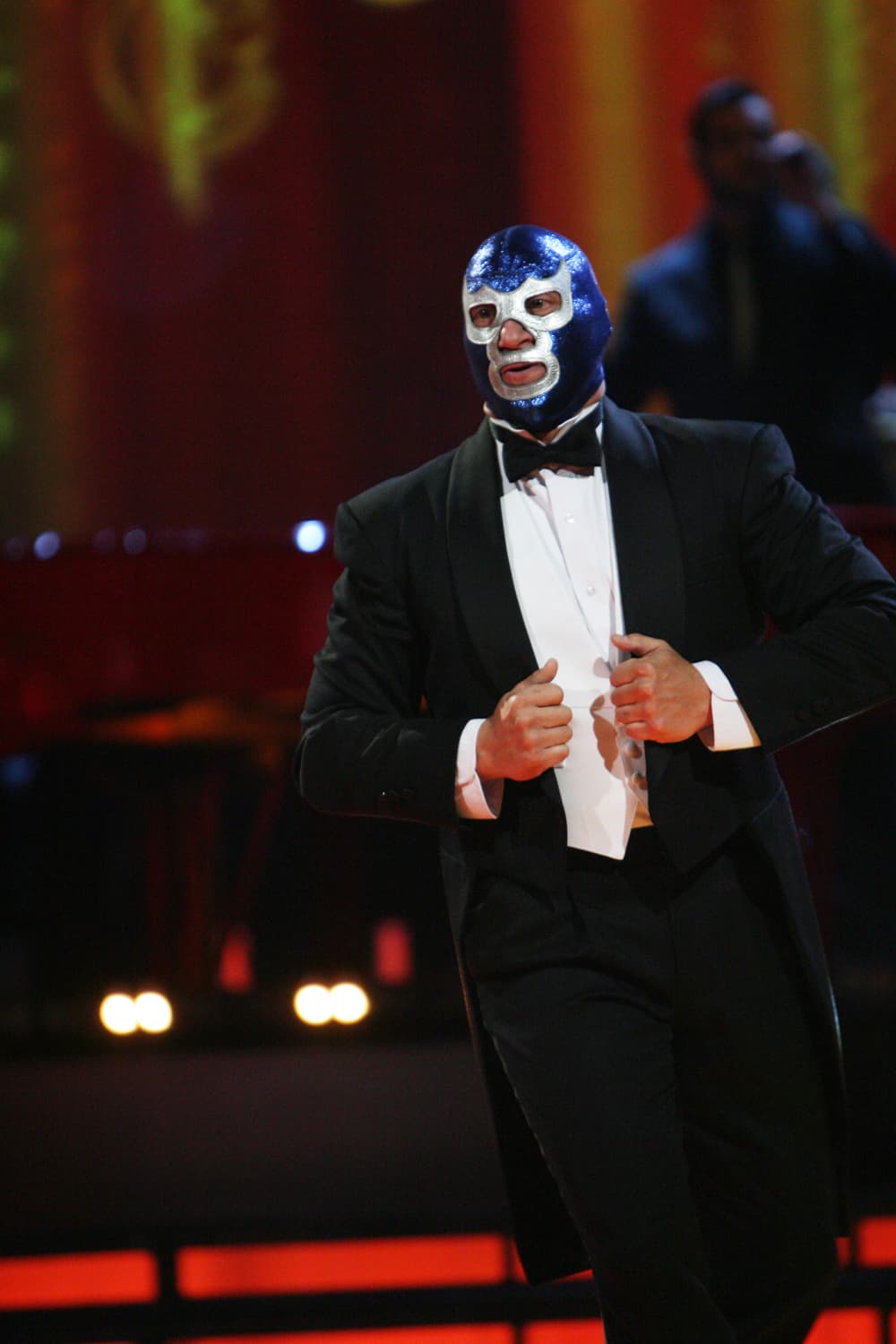 El luchador bailó la popular canción 'Little Brown Jug' vestido con un smoking y portando en todo momento su máscara.