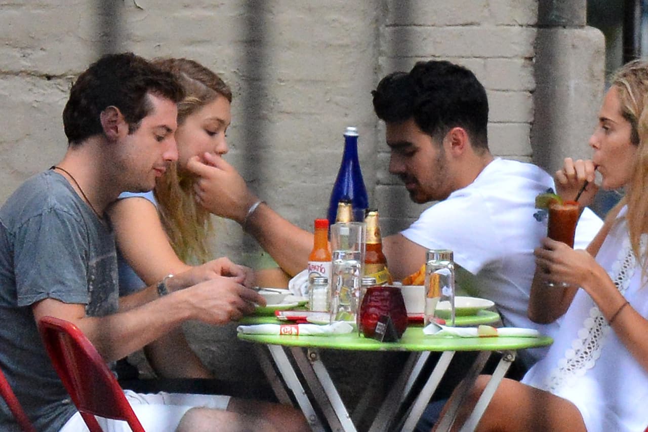 Se nota que el cantante está vuelto loco por la guapa joven.