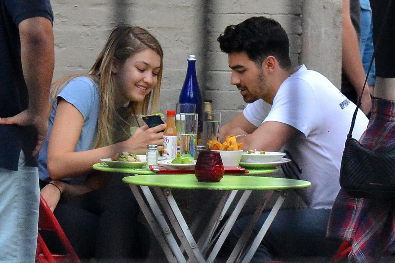 Antes de terminar comiéndose a besos, la pareja se sentó a comer.