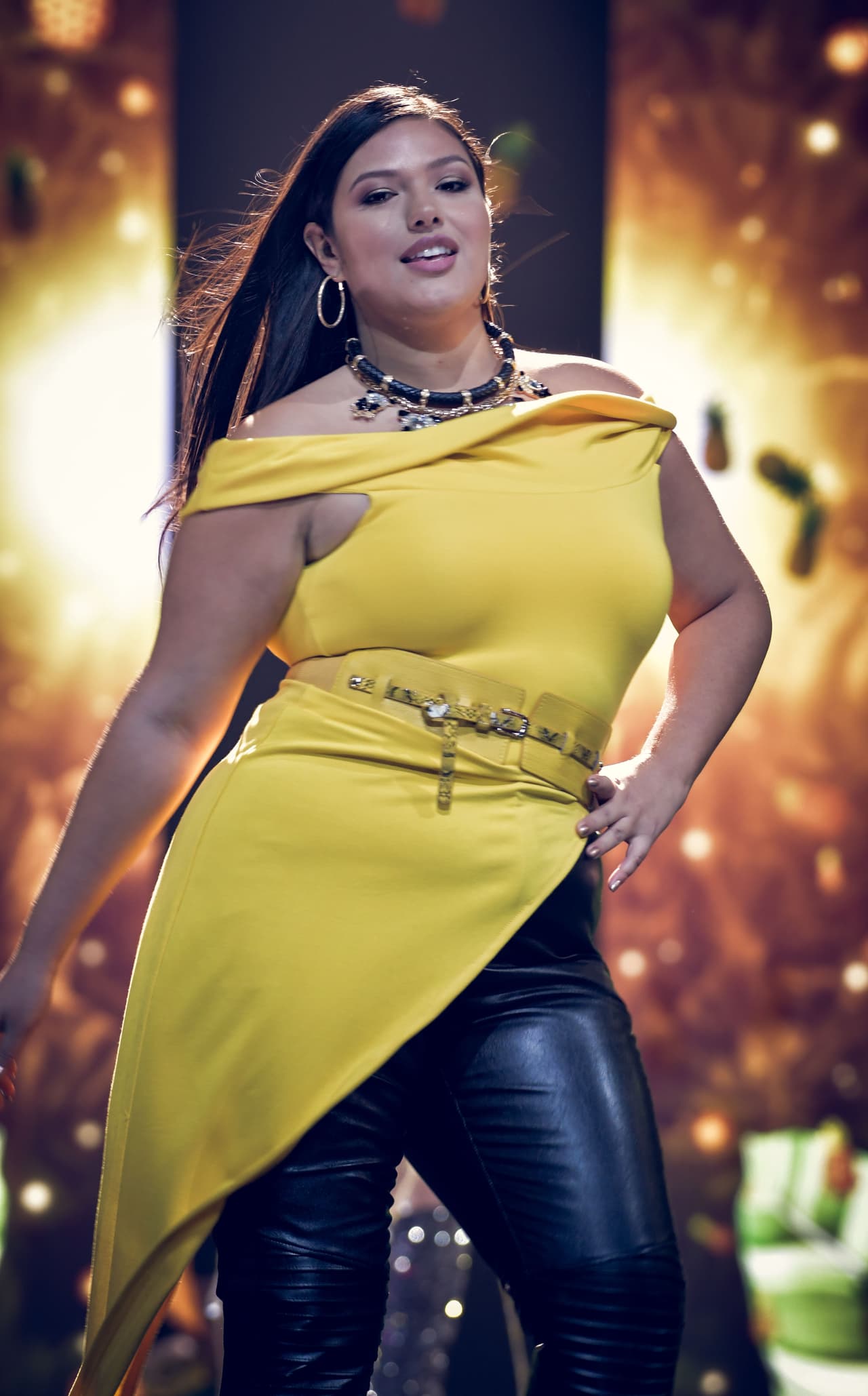 La modelo de tallas grandes Vanessa Romo se abrió un espacio en la mansión por cantar en lip sync interrumpido el tema 'La vida es un carnaval'.