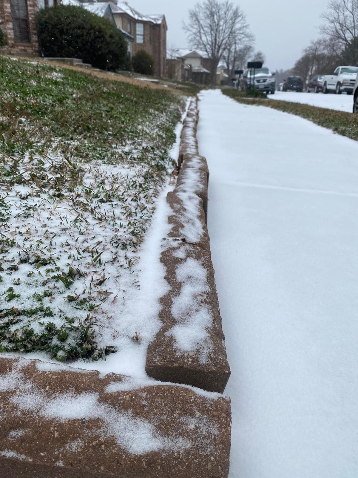 Algunas calles de vecindarios en el área de Dallas-Fort Worth amanecieron con un manto blanco debido a la nieve acumulada desde el sábado por la noche.