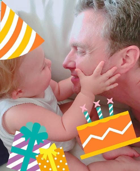 Pero las fiestas no han parado en casa de la actriz, ya que el 7 de abril fue cumpleaños de su esposo Manuel Velasco y con esta tierna fotografía lo celebró en Instagram: "Manu y yo los primeros en felicitarte. ¡Feliz cumpleaños mi amor! @velascom_ Eres el mejor esposo y papá del mundo, Dios te bendiga y que siempre seas muy feliz".