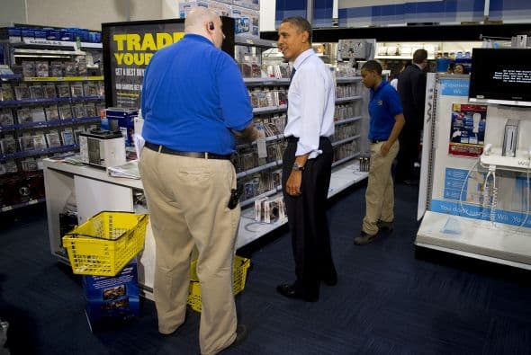 El presidente Obama se dirigió a una tienda de electrónicos.