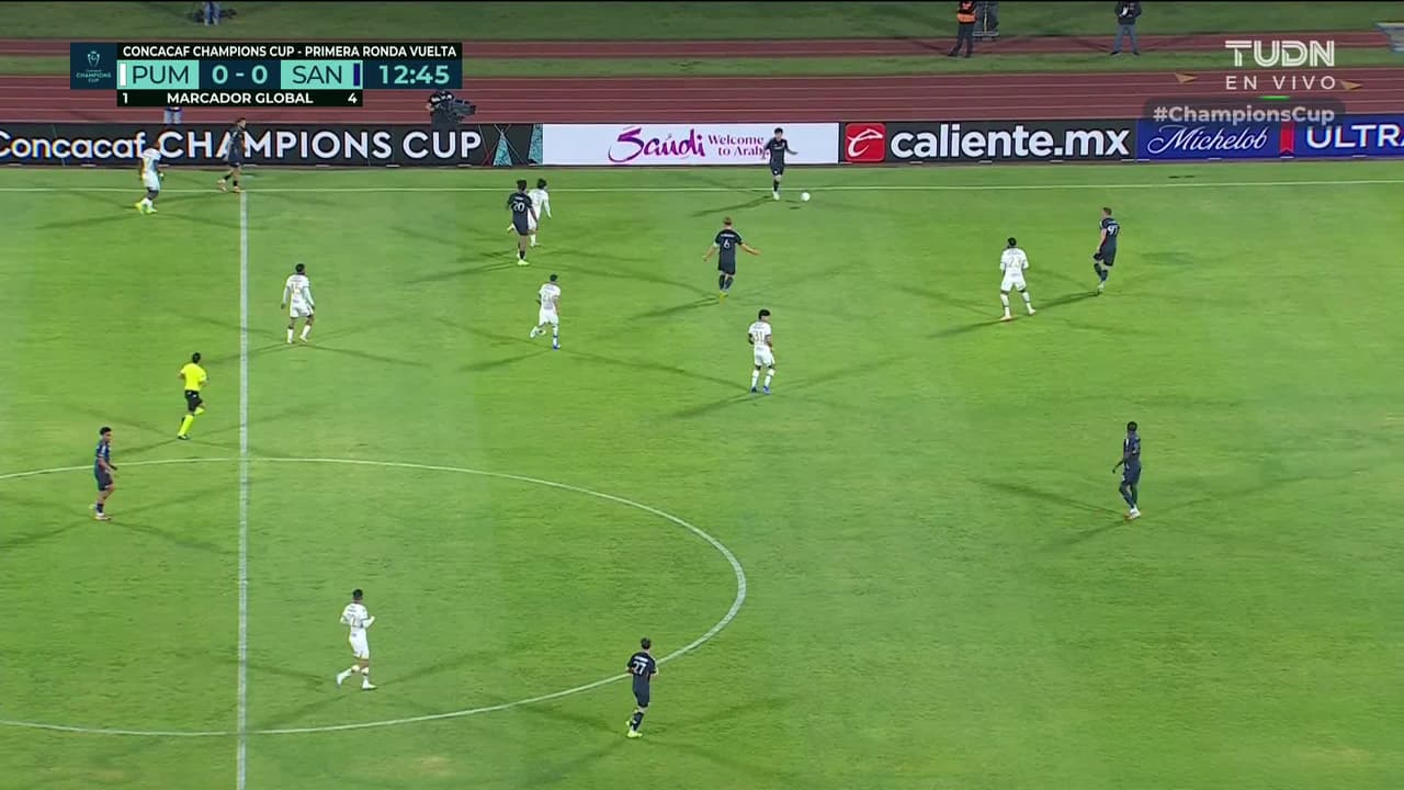 ¡CERCA! Amahl Pellegrino disparó que se estrella en el poste.