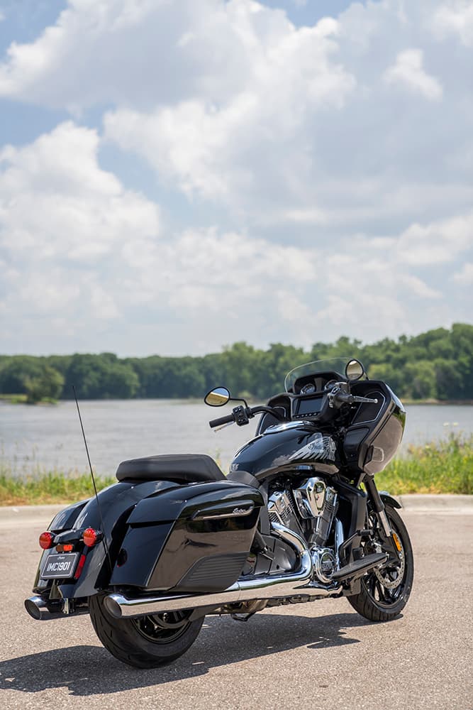 El panel de instrumentos mantiene la pantalla táctil (sistema RideComand) compartido con el Polaris Slingshot. Extremadamente útil gracias a las diversas opciones de información presentadas (navegación, temperaturas, presión de aire, etc.).
