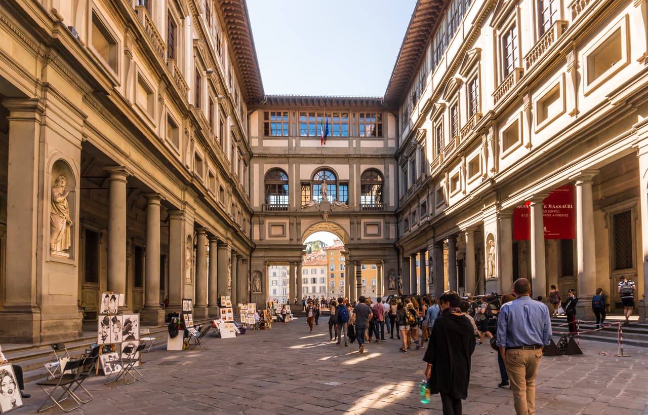 <b>Puesto 5. Galería Degli Uffizi. Florencia, Italia.</b>
<br>
<br>La Galería ocupa un edificio construido entre 1560 y 1580. Es famosa en el mundo por sus destacadas colecciones de esculturas y pinturas que incluyen obras maestras de Giotto, Piero della Francesca, Botticelli, Leonardo, Raffaello, Michelangelo y Caravaggio. Una colección invaluable de estatuas de la familia Medici adorna los pasillos.