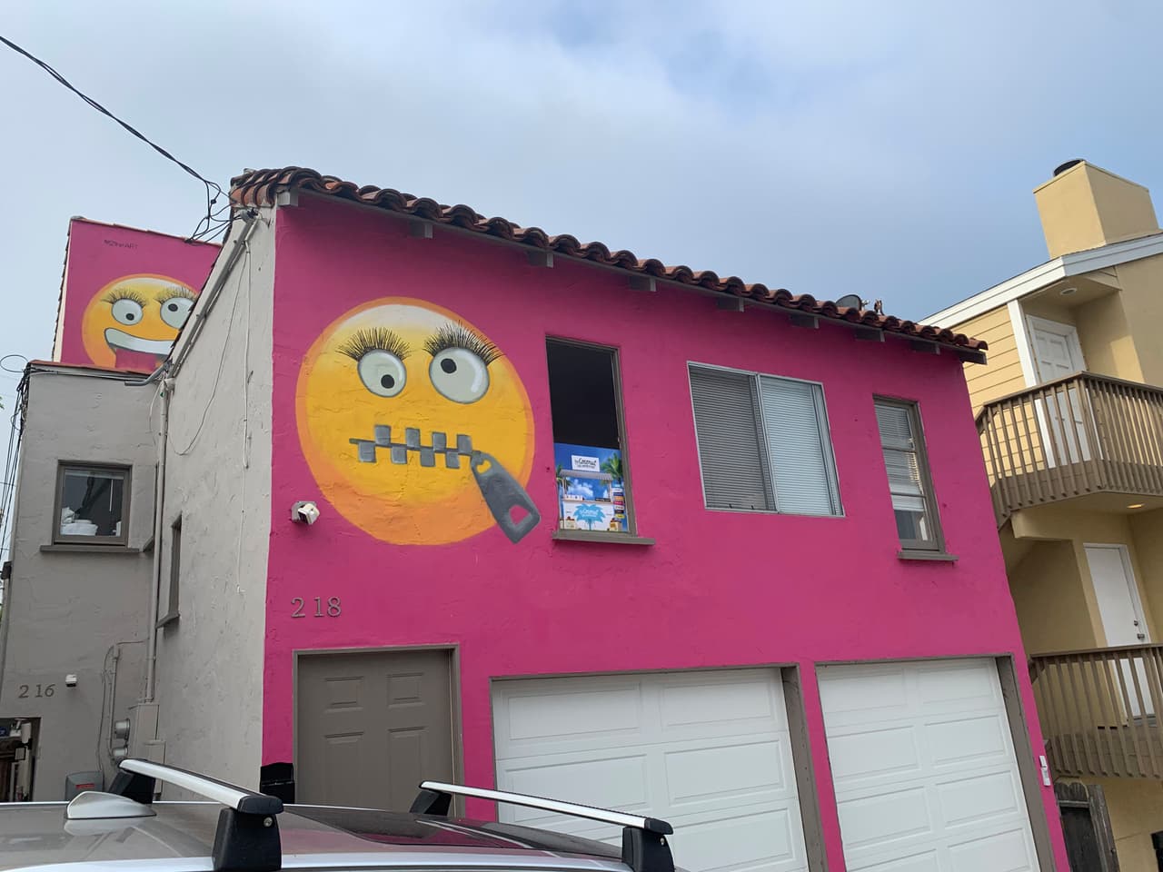  La polémica detrás de la ‘emoji house’ en Manhattan Beach va más allá de su colorida fachada