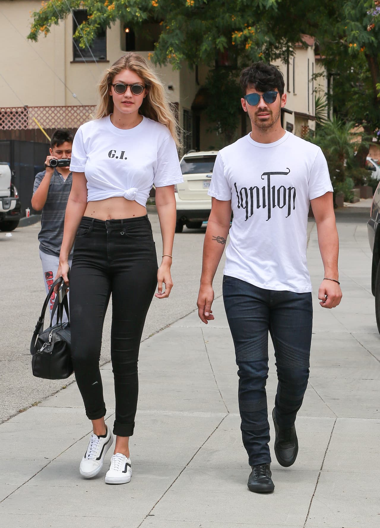 Joe Jonas y su novia Gigi Hadid lucieron genial en blanco y negro. Aparte de estar muy bien combinaditos, cada uno mostró su estilo. Gigi lució su figura con la crop top blanca y los pantalones muy pegados a su cintura, mientras que Joe domino es urban style.