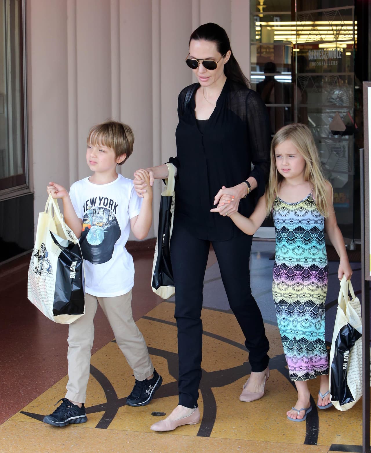 Otra famosa que esta semana no quiso entrar en complicaciones de color fue Angelina Jolie que dijo, prefiero salir toda de negro y se vio muy bien. Sus hijos Knox y Vivienne tampoco entraron en complicaciones, solo disfrutaron de la tarde de compras.