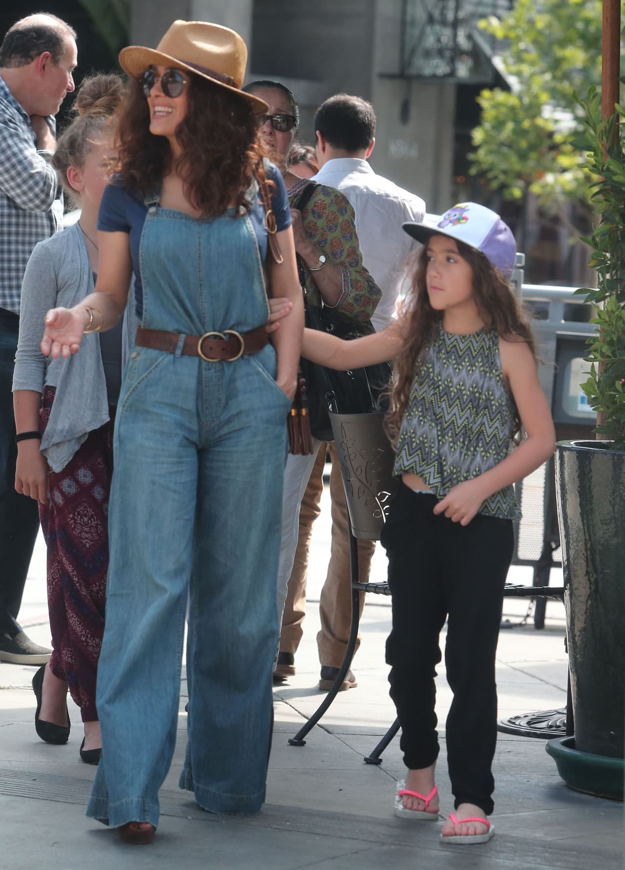Salma Hayek y su pequeña Valentina salieron de paseo. Lo curioso es que Salma no puso mucha atención a sus prendas pues no le beneficiaron mucho, primero porque el cinturón se ve que tuvo que ajustarlo más de la cuenta y no fungió como un accesorio. Además su overol no dejo que resaltara su figura y qué decir de su melena; últimamente Salma no ha hecho gran cosa por dejarla ver más cuidada.