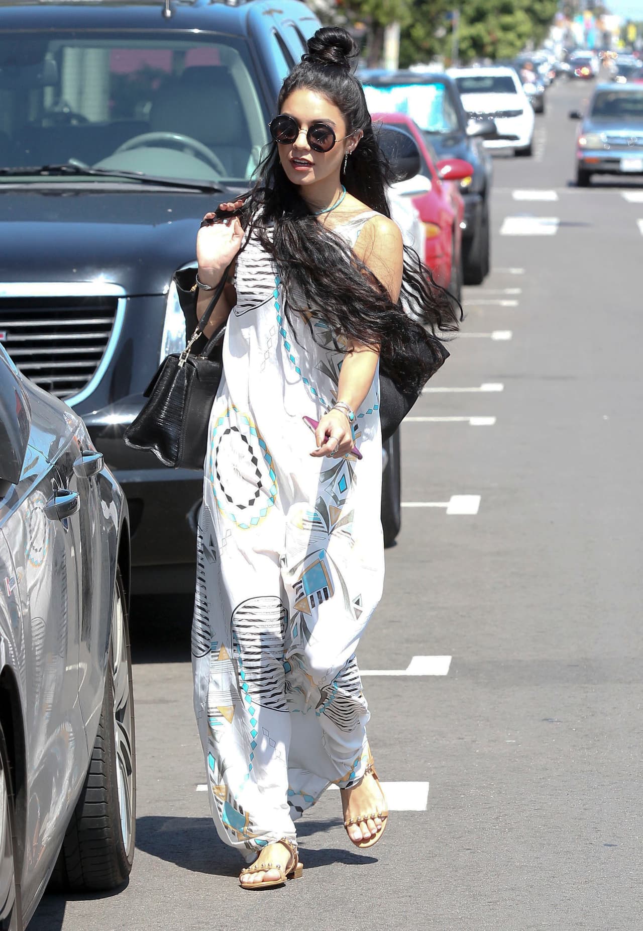 Por favor, alguien dígale a Vanessa Hudgens que la onda hippie esta out. Ella parece que viajo en el tiempo y se concentró en esa época. Pero no sabemos qué fue lo peor si el atuendo o el intento de peinado. Tache para la actriz.