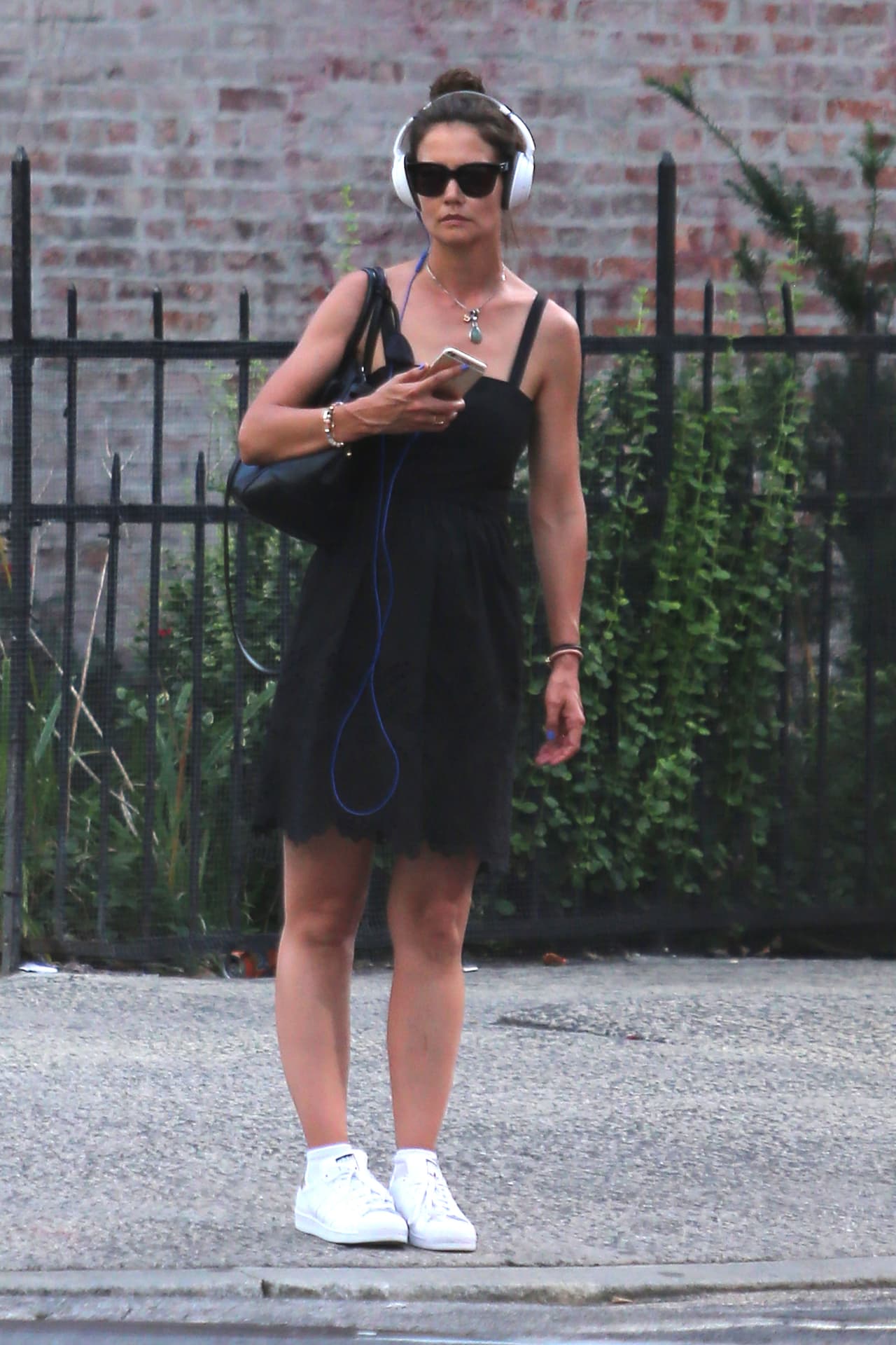Fresca es el calificativo que le podemos dar a Katie Holmes esta semana. Se ve que ella está disfrutando del verano pues lució muy relajada con un mini vestido, tenis y gafas.