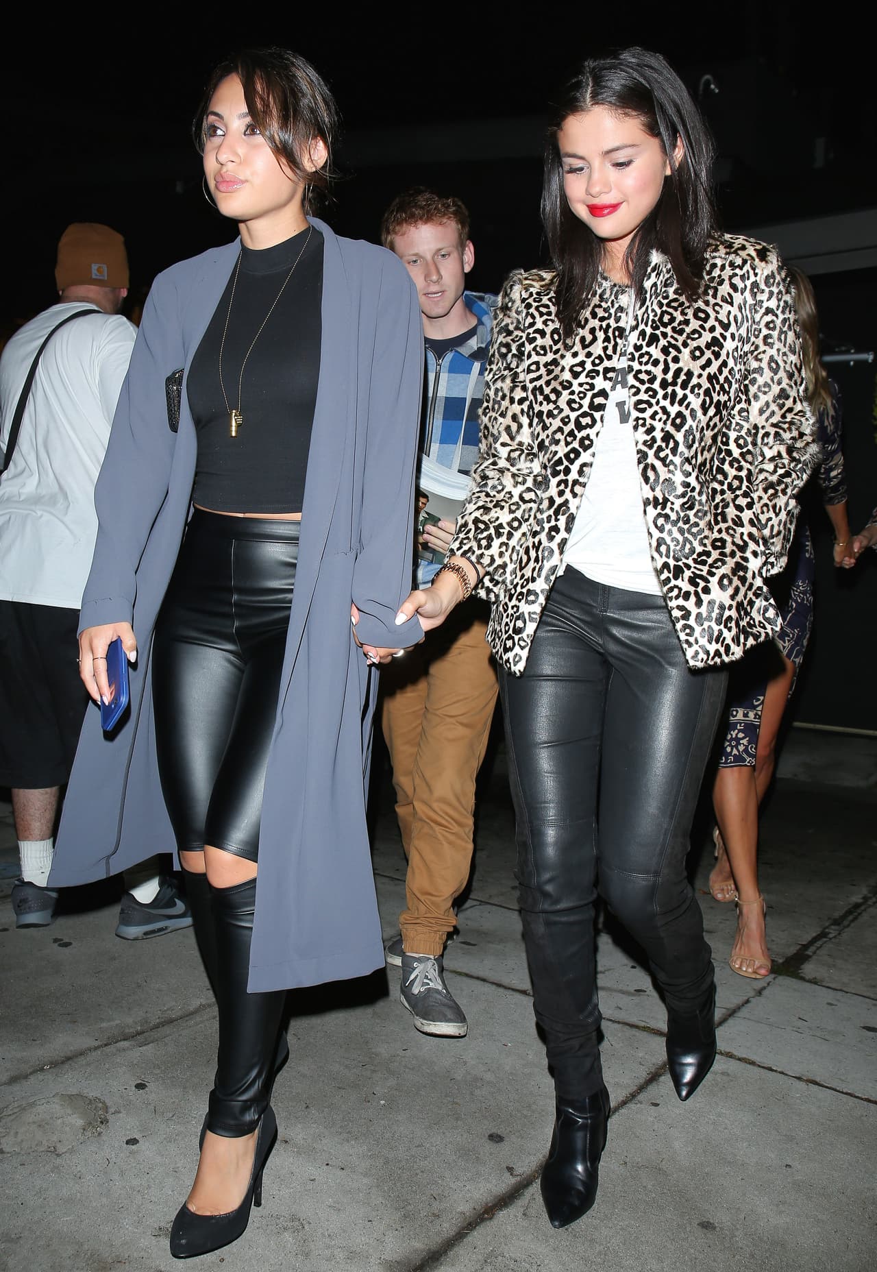 Selena Gomez hizo una combinación arriesgada que a veces no es la mejor. Sin embargo, en ella lució perfecto el saco en animal print con los pantalones en piel. El broche de oro fueron sus labios rojos. ¡Bravo Selena!