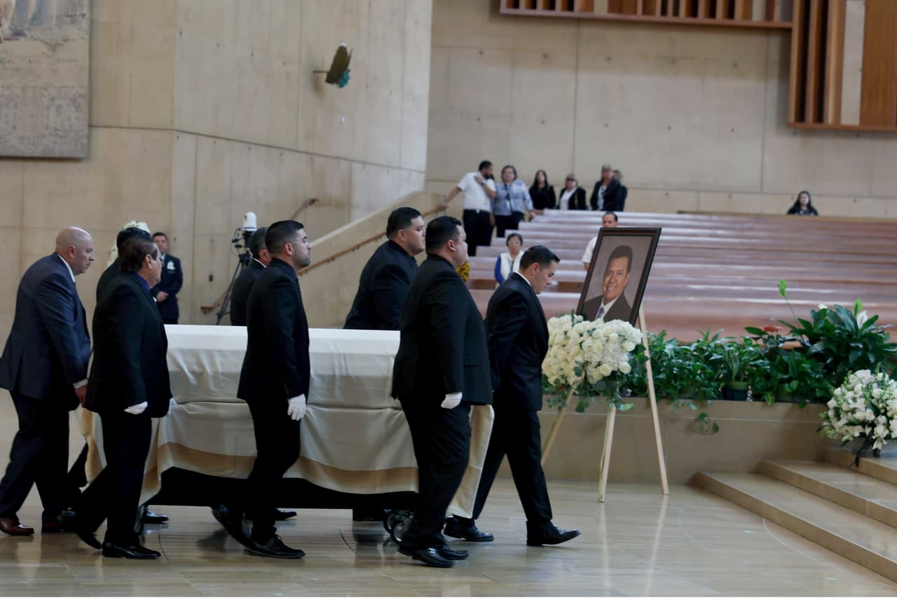 El reverendo James Anguiano, en su sermón, reflexionó sobre la vida de Valenzuela, señalando que “su muerte llegó demasiado pronto”, pero también celebrando su legado.