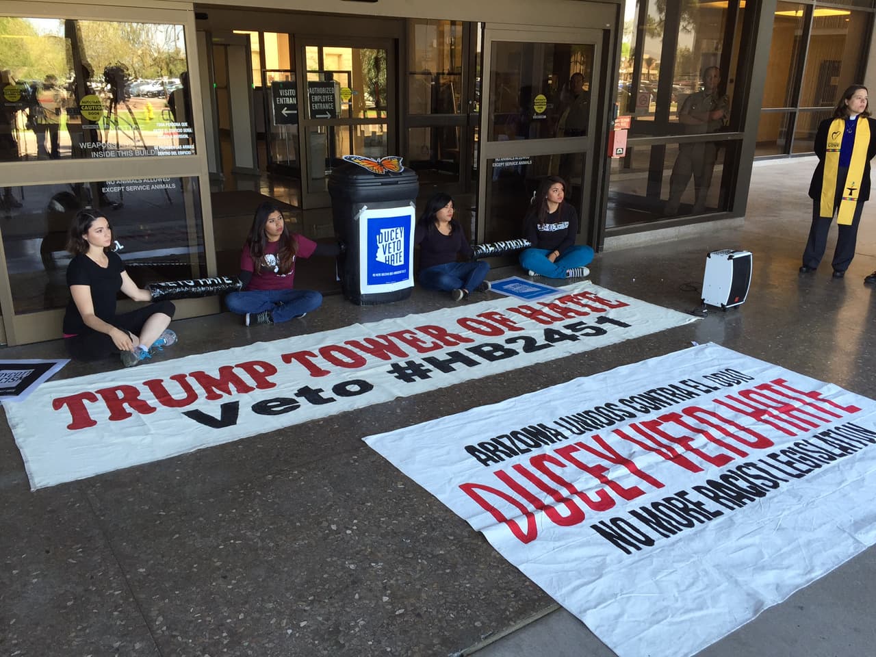 Ley antiinmigrante llega a manos del gobernador de Arizona 