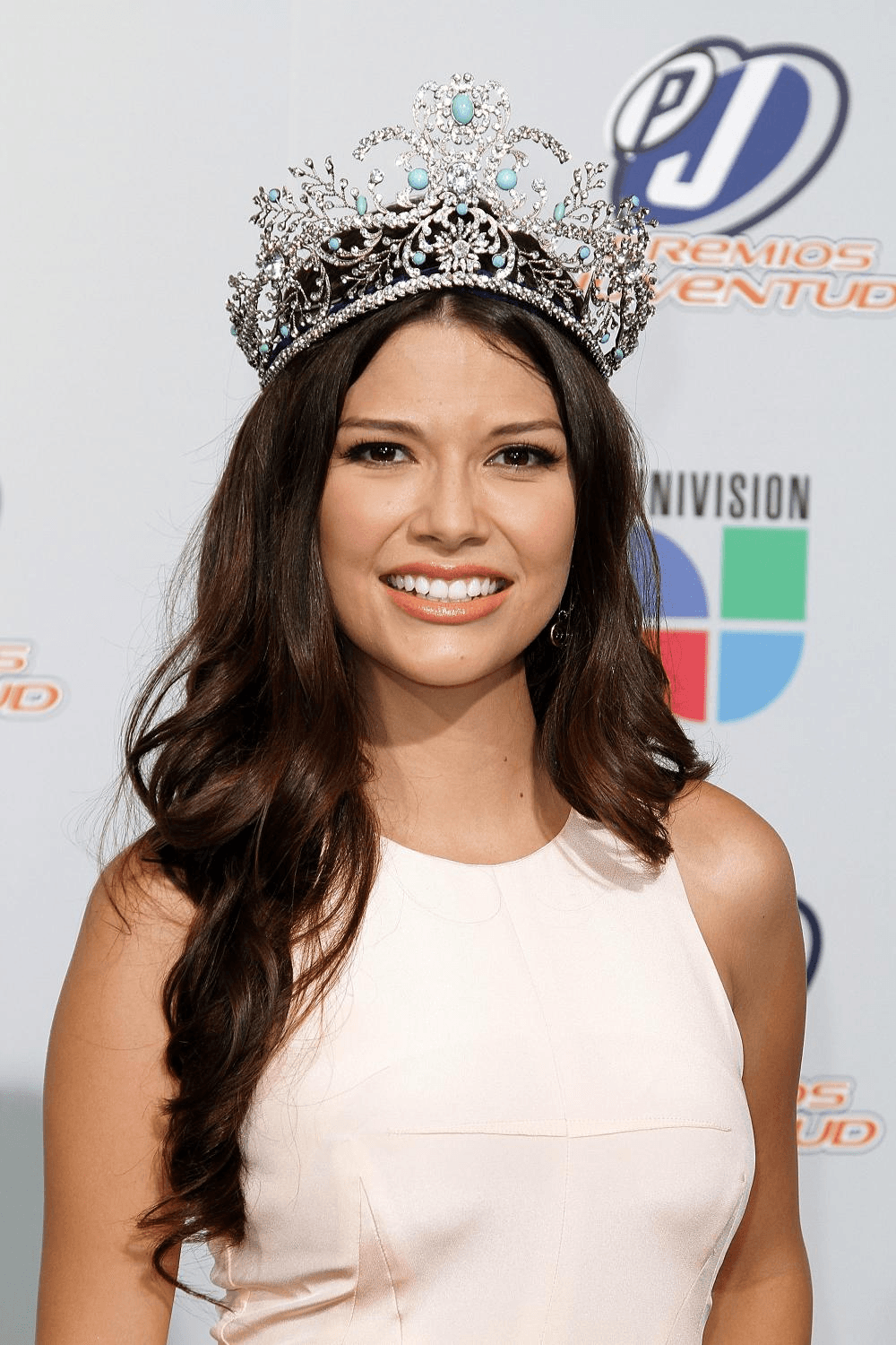 <b>Premios Juventud 2010</b> 
<br>Recordemos ahora el paso de Ana Patricia en su primera alfombra. Ella también llegó con la corona puesta y un look completamente en color 'nude'.