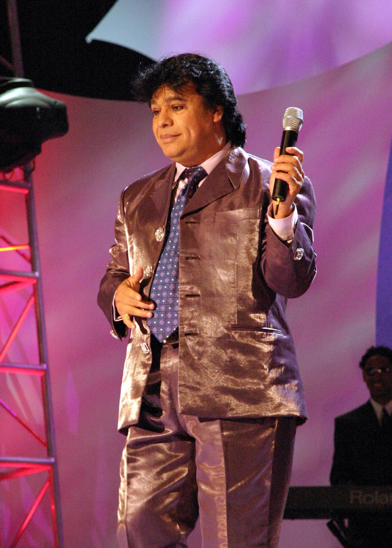 Nacido en Parácuaro, Michoacán, el 7 de enero de 1950, Alberto Aguilera Valadez mostró sus dotes musicales a los 13 años. Pero fue hasta el 7 de julio de 1971 cuando comenzó a escribir formalmente su carrera.