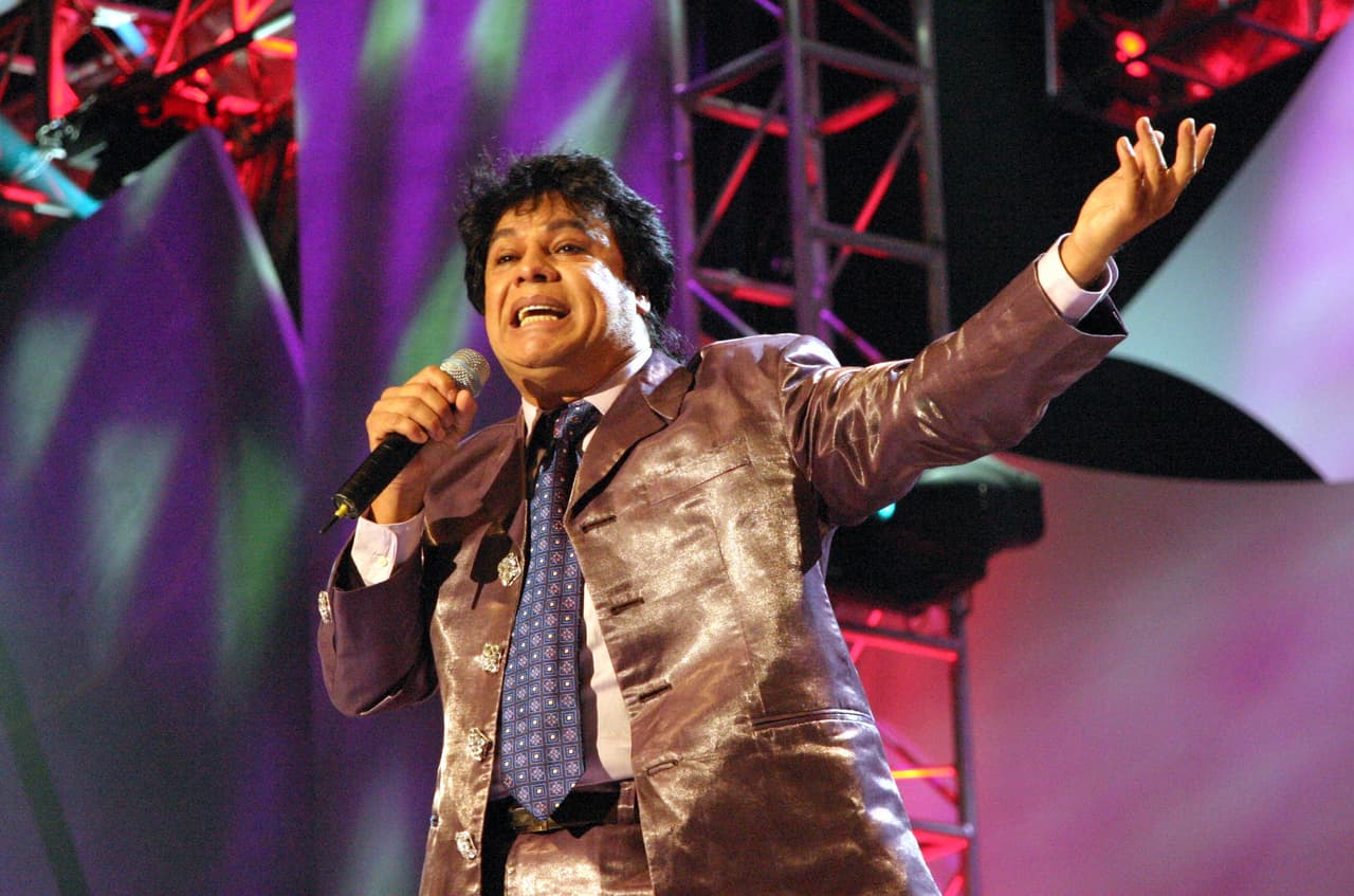 Ahí fue en donde comenzó a tocar puertas para que la gente escuchara su música... quién iba a decir se convertiría en el gran cantautor de México.