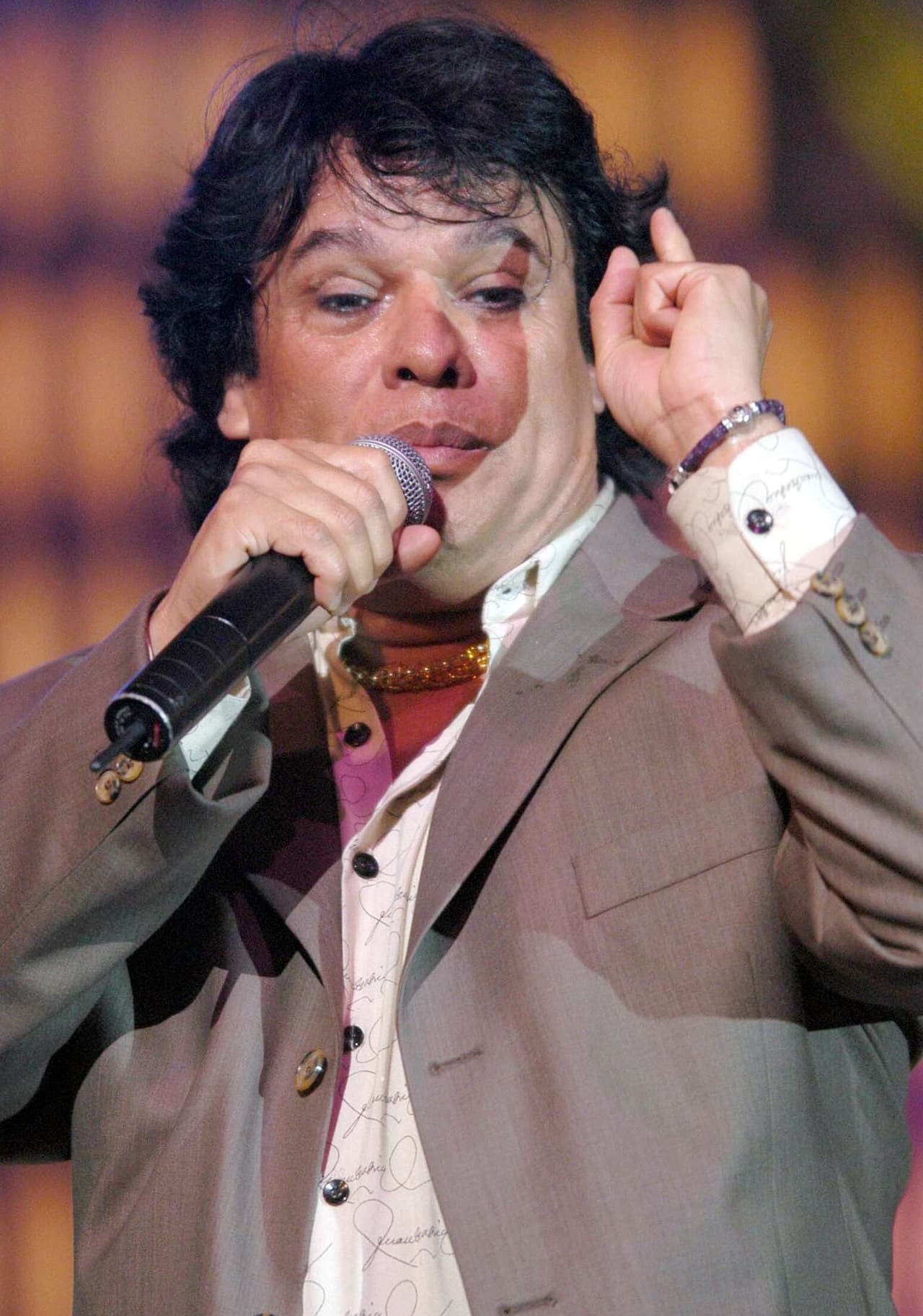 Con el nombre artístico de Adán Luna, el joven cantante viajó a Tijuana para cantar en bares. Ahí, José Alfredo Jiménez lo escuchó y le auguró un futuro prometedor.