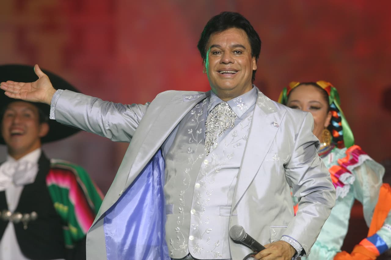 Fue por la década de los 70 que se cambió el nombre a Juan Gabriel (Juan por un maestro que tuvo y Gabriel por su padre) y comienza el camino al triunfo.