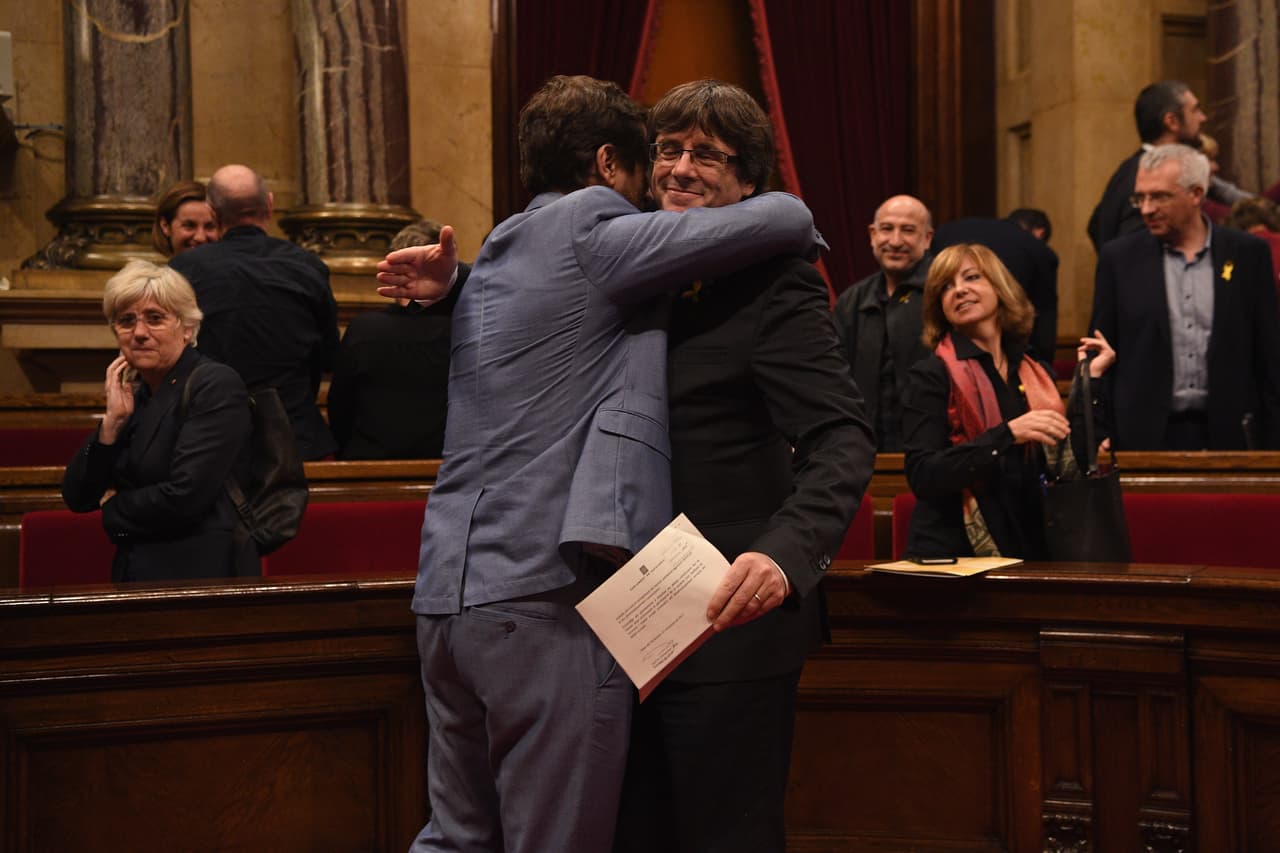 El presidente Carles Puigdemont celebra la aprobación en ausencia de la oposición, del comienzo de un proceso constituyente hacia una república catalana. Unas horas después sería destituido desde Madrid.