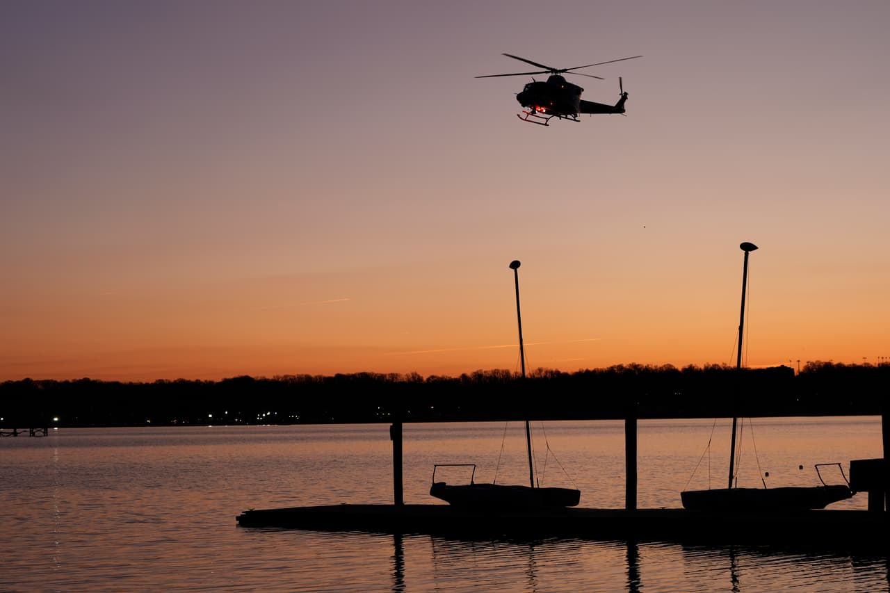 Las operaciones de despegue y aterrizaje fueron suspendidas inmediatamente en el aeropuerto tras el incidente.