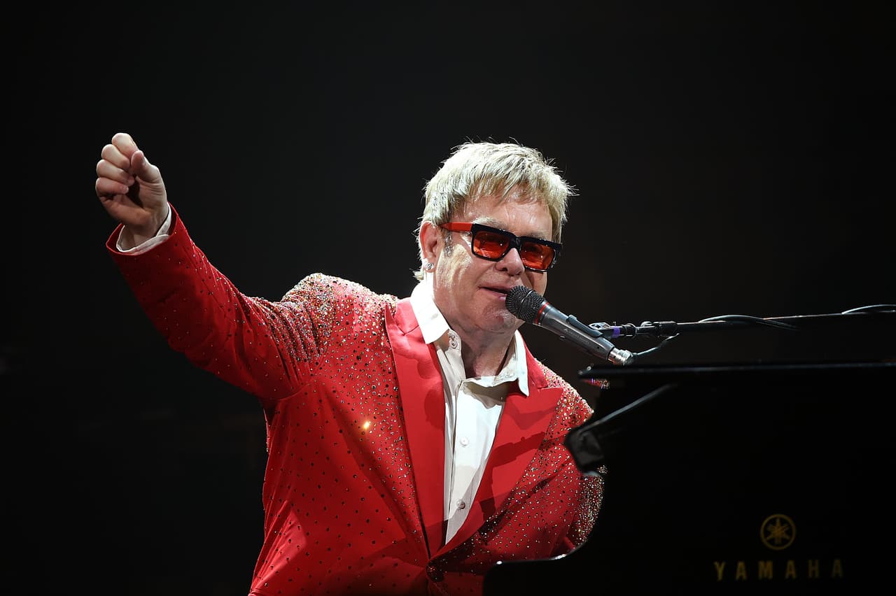 <h2 class="cms-H2-H2">Elton John</h2>
<br>
<br>El cantante y compositor británico tiene más de 500 millones de dólares: solamente en 2022 sumó 81 millones a su fortuna, de acuerdo con 
<i>Forbes</i>. No obstante, ha dicho que él y su esposo, David Furnish, han decidido no dejar mucho de este dinero a sus dos hijos. 
<br>
<br>En una entrevista concedida al 
<i>Daily Mirror</i> en 2016, el compositor de “Tiny Dancer”, de 75 años, afirmó que planea dejar a sus hijos un estilo cómodo de vida, pero considera que “es terrible entregar a los niños una cuchara de plata”. 
<br>