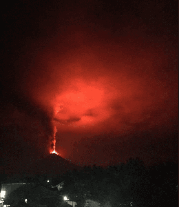 Ahora un volcán entra en acción en la isla arrasada por un terremoto y un tsunami que dejó 1,200 muertos