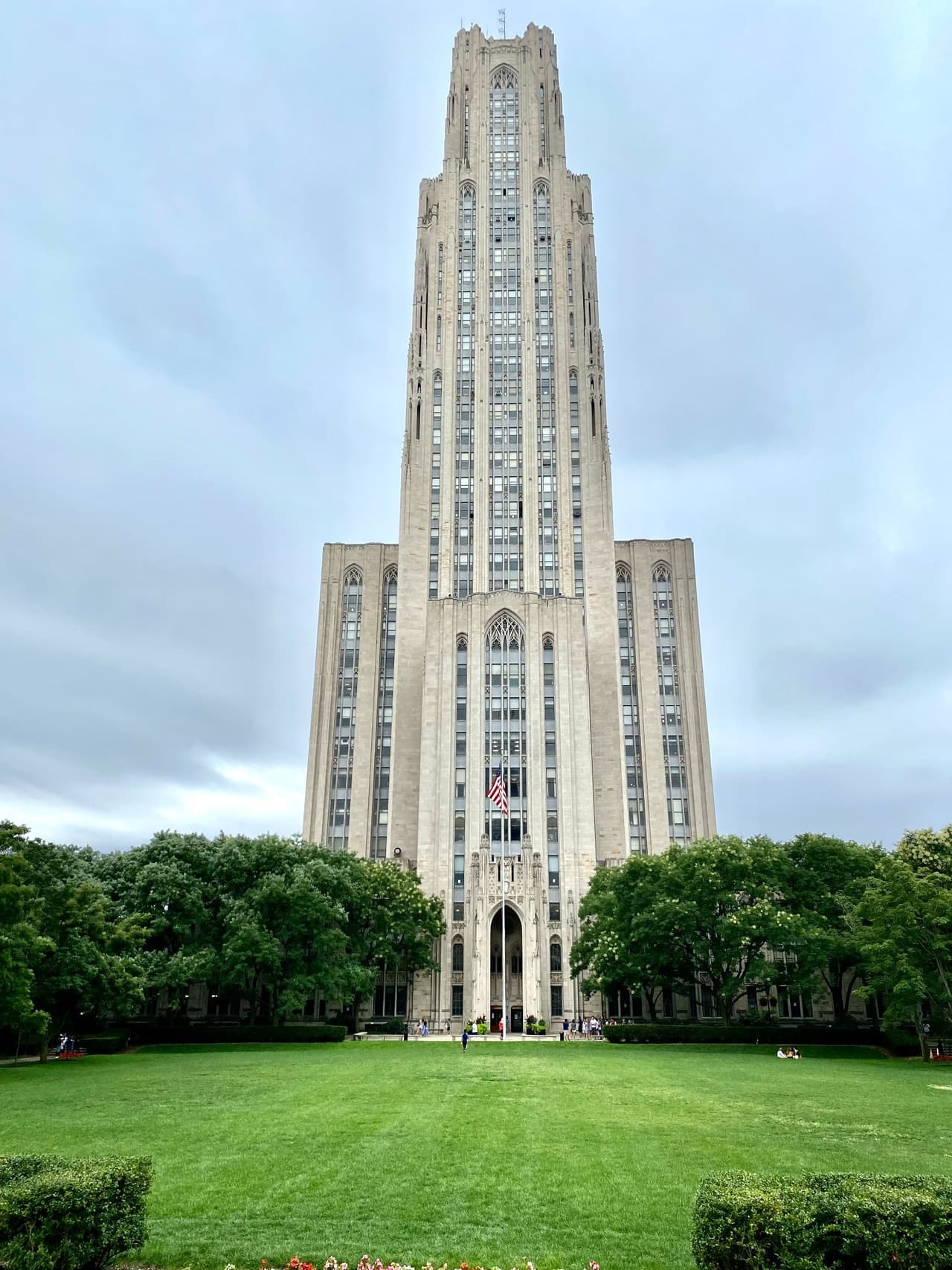 <b><a href="https://www.tour.pitt.edu/tour/cathedral-learning">Cathedral of Learning (Pittsburgh)</a></b>. La espeluznante Sala Americana Temprana en la Catedral del Aprendizaje, la torre educativa que se cierne sobre la Universidad de Pittsburgh, es conocida por su actividad misteriosa, que incluye muebles y objetos que se mueven, puntos fríos y velas encendidas al azar.
<br>
<br>
<b><a href="https://goo.gl/maps/yWuBrWTBFtaZo6Ss9">Cómo llegar</a></b>