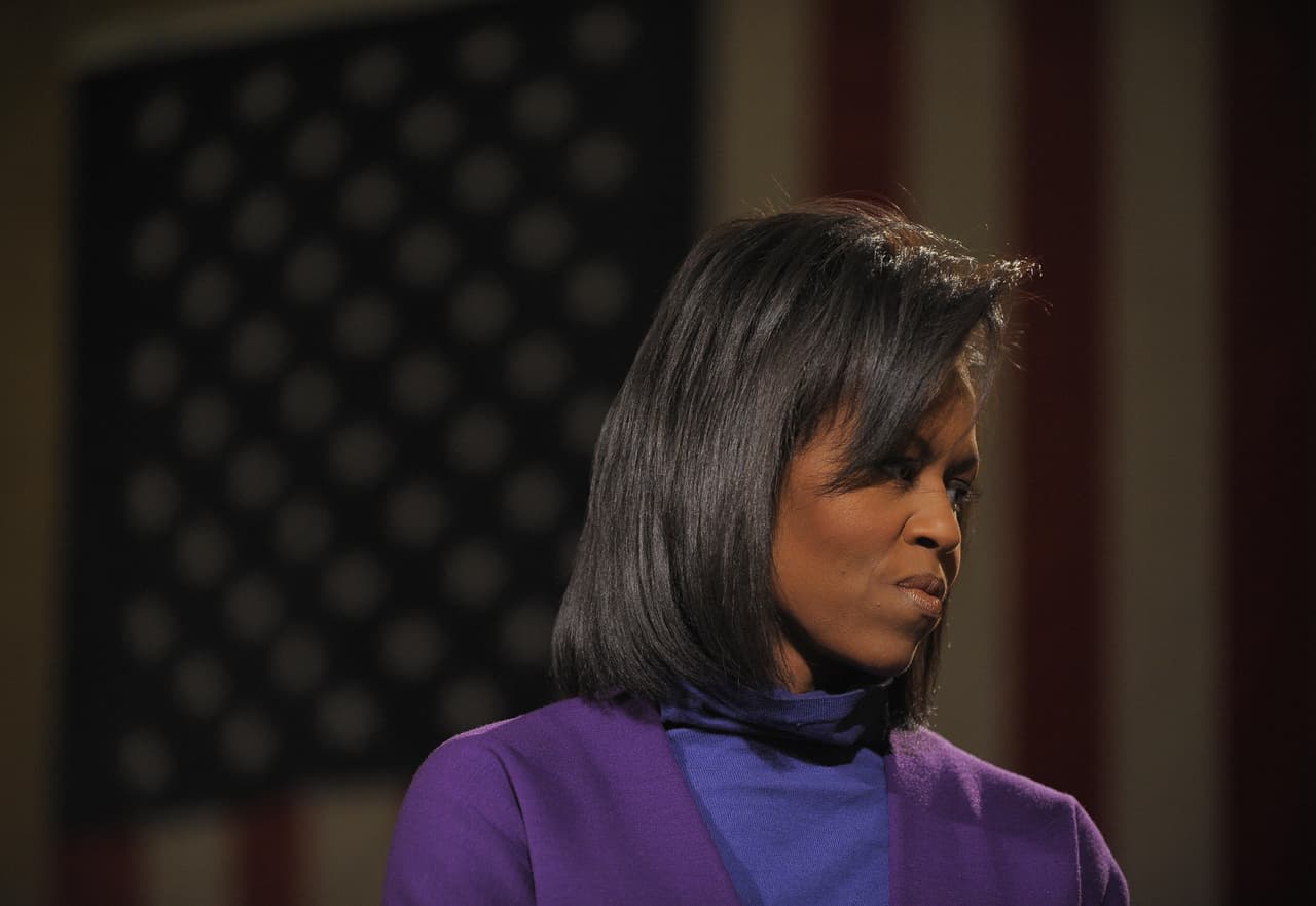 Michelle Obama recibió el 2009 con un corte de pelo con
<b> capas en la parte frontal.</b> Le gustaba llevarlo lacio, con la raya de lado y usando un tono obscuro liso, sin luces, ni rayos. En esta ocasión no lleva volumen en las raíces. Hasta ese momento su corte de pelo insignia es el
<b><i>bob</i></b>.
<br>