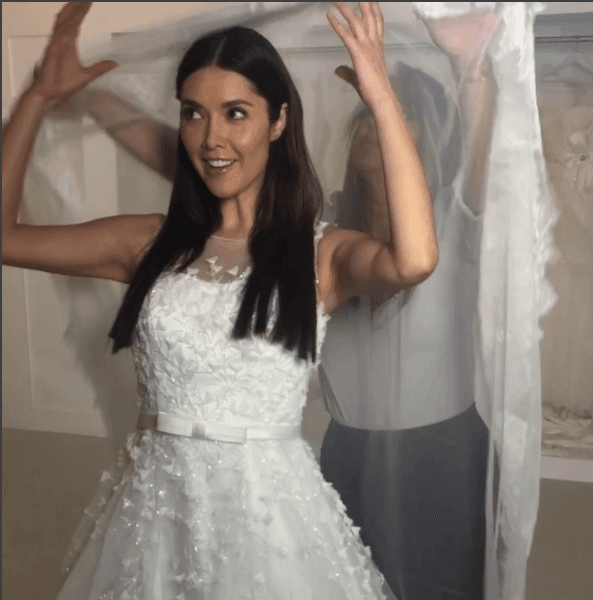 Días antes del enlace, la novia compartió en su cuenta de Instagram imágenes de la última prueba del vestido de novia.