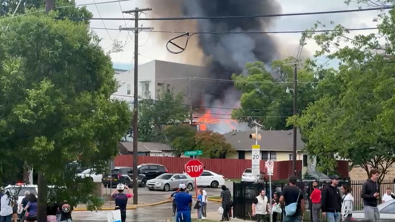 "Fue un estallido muy fuerte": vecinos de Oak Cliff sobre incendio en apartamentos