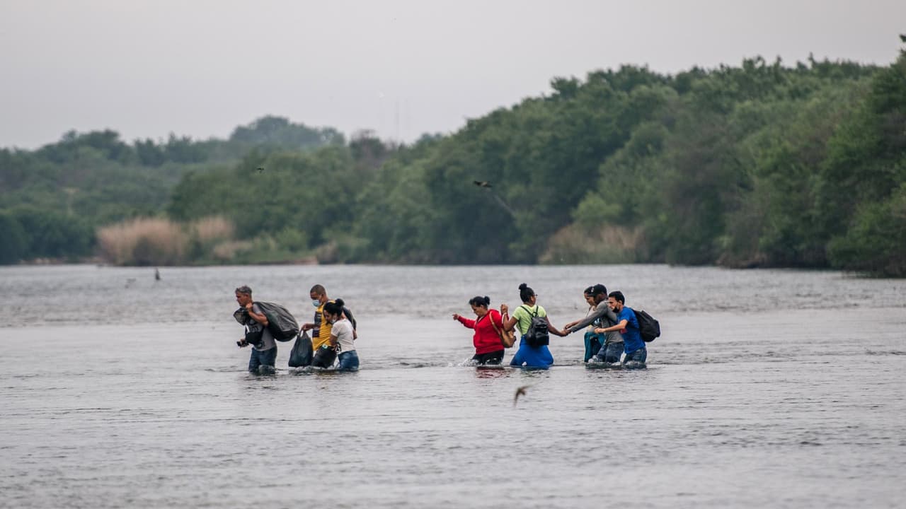<b>En video:</b> El río Grande se ha convertido en un cruce de alto riesgo para los migrantes que buscan llegar a Estados Unidos. En las últimas semanas, las autoridades fronterizas han realizado decenas de rescates en sus caudalosas aguas, pero no todos los indocumentados han corrido con la misma suerte y varios han perdido la vida.