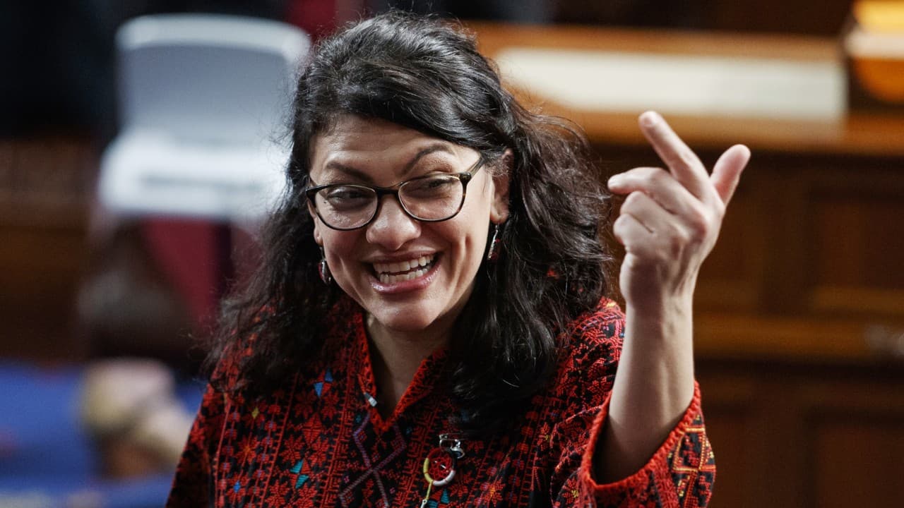 Nueva congresista demócrata llama "hijo de..." a Trump en un video y asegura que lo llevarán a juicio político