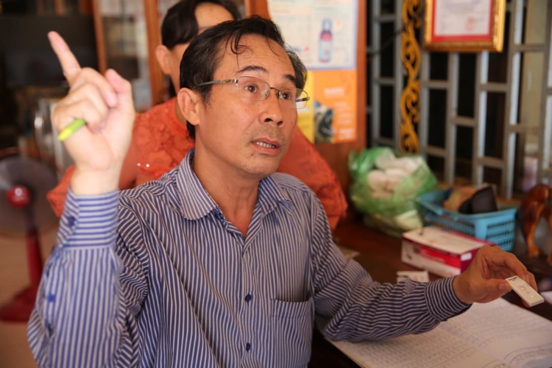 Rung Bungkok dirige una clínica ubicada en la provincia de Tbong Khmom, en Camboya. En la imagen muestra la prueba rápida de diagnóstico de malaria que utiliza con los pacientes que muestran síntomas de la enfermedad.