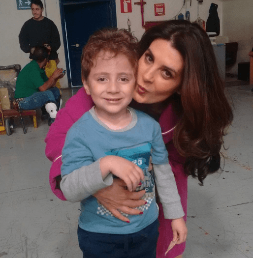 Sin sus lentes y peinado rebelde, el 'Morris' luce adorable junto a la querida 'Silvita'.