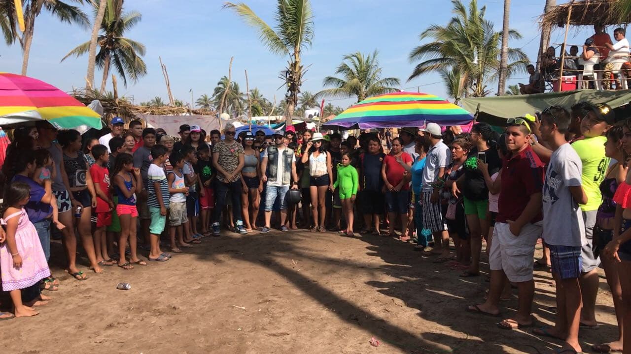Todo mundo listo para las indicaciones del director Juan Ibarra. La gente de Escuinapa y los turistas se portaron increíble y en todo momento cooperaron para que el video saliera a la perfección.