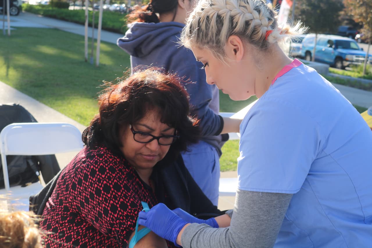 Los asistentes aprovecharon para realizarse exámenes de glucosa, densidad ósea, visión y presión arterial, entre otros.