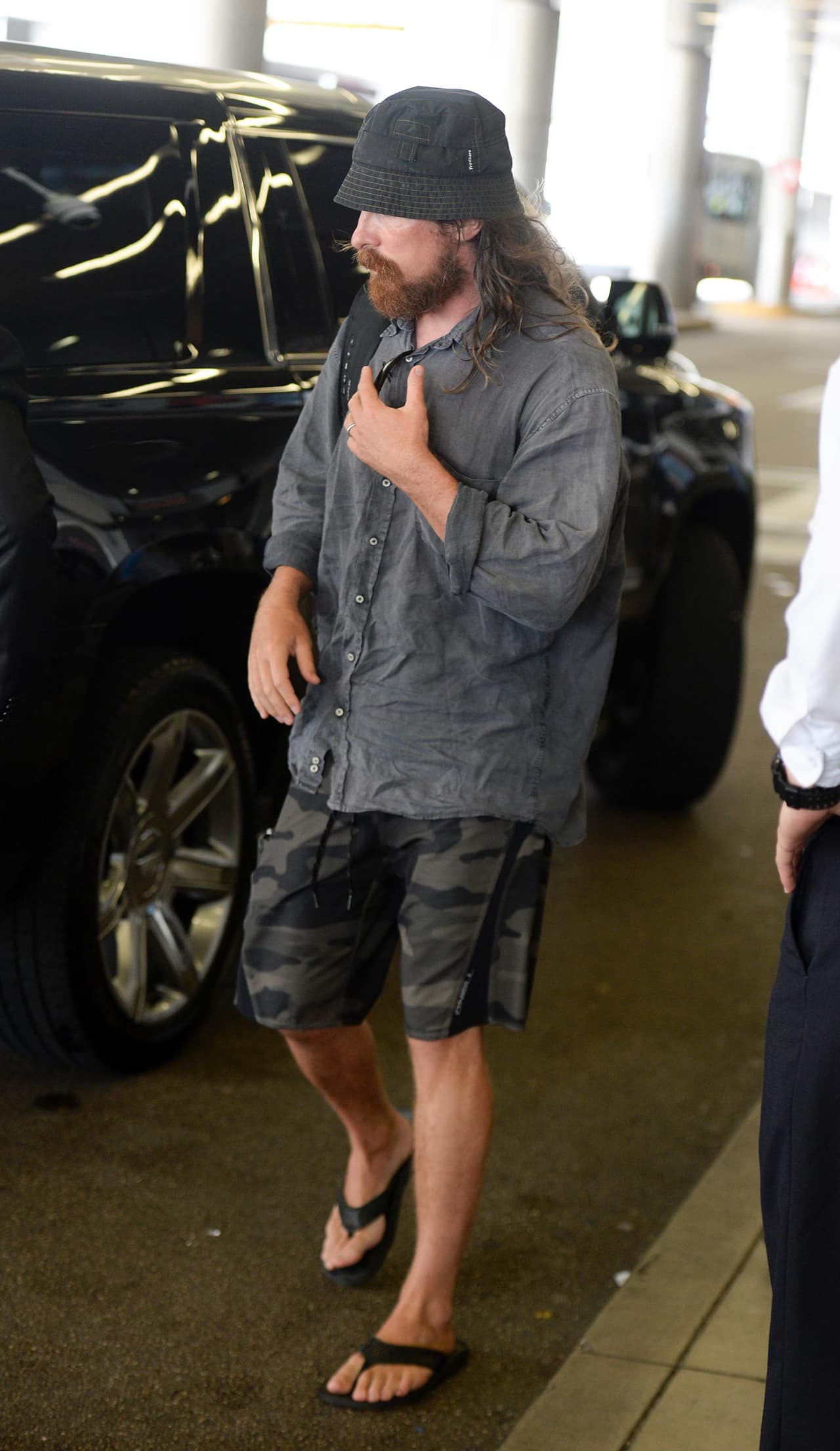 Aunque Christian es bastante guapo, debemos de reconocer que este estilo no le sienta nada bien.