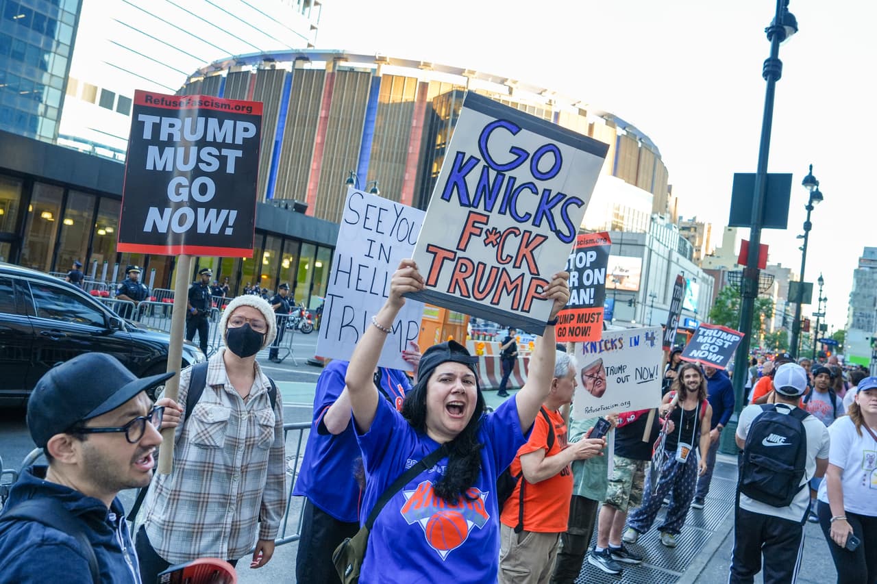 Manifestantes contrarios a Trump se concentran frente al Madison Square Garden antes del tercer partido de la serie de las Finales de la NBA.