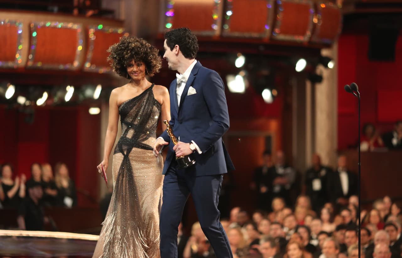 Damien Chazelle, el director más joven en ganar el Oscar por 'La La Land', inspirado en el tan comentado "look" de Halle Berry. ¿Será que a su próximo éxito lo llamará peluc-land?